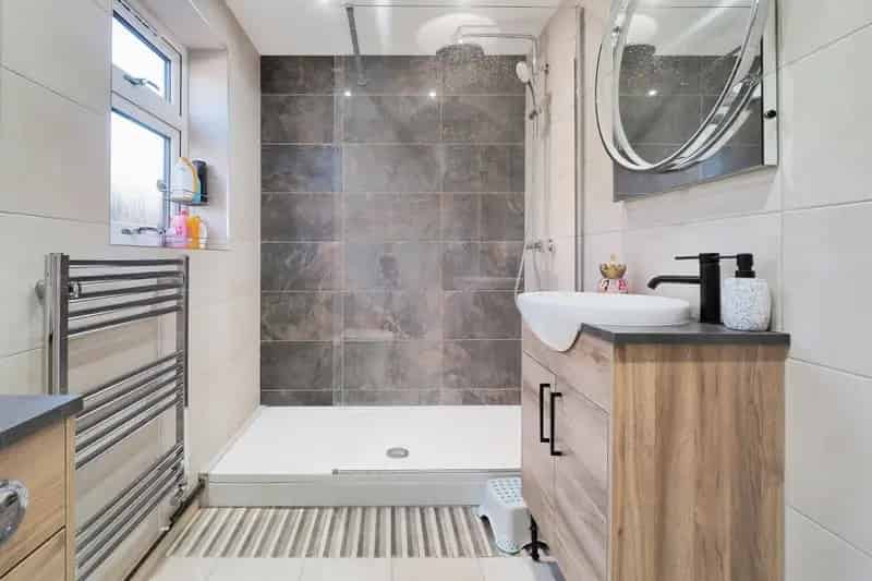 Spacious Family Home in Gomeldon with Stunning Views