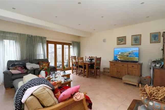 Semi Detached House for Sale in Wimbledon SW20