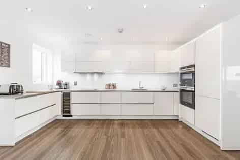 3 Bedroom Apartment Near Westfield London Short Let