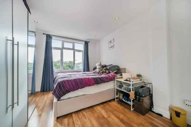 Raynes Park Station Apartment - One Double Bedroom - Private Garden