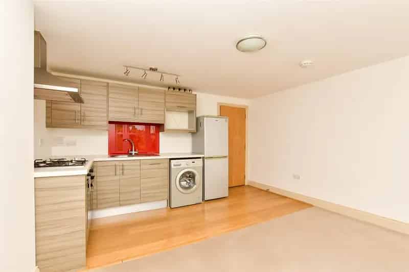 2 Bedroom Flat for Sale Near Earlswood Station