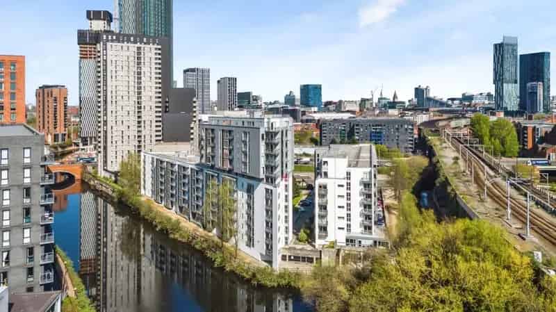 2 Bedroom Flat for Sale Manchester M3 - Secure Parking River Views