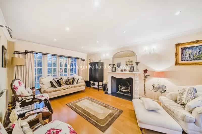 Five Bedroom Family Home 2317 sq ft Cul De Sac