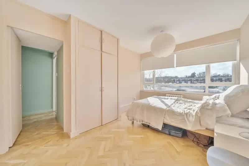 2-Bedroom Split Level Flat 836 sq ft Chain Free