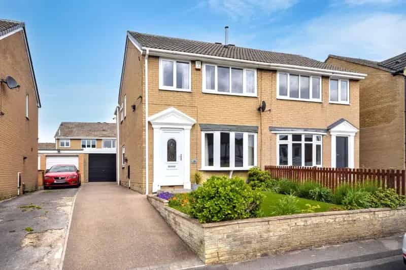 Three Bedroom Semi-Detached House in Ossett with Off-Road Parking