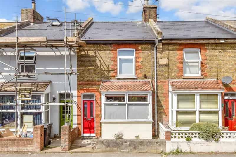 3 Bedroom Terraced House for Sale Near Beach and Station