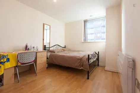 3 Bedroom House Near East India DLR Blackwall London