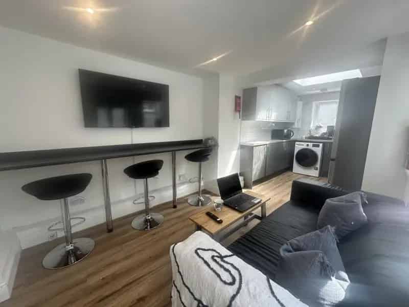 5 Bedroom House Near University and Beach