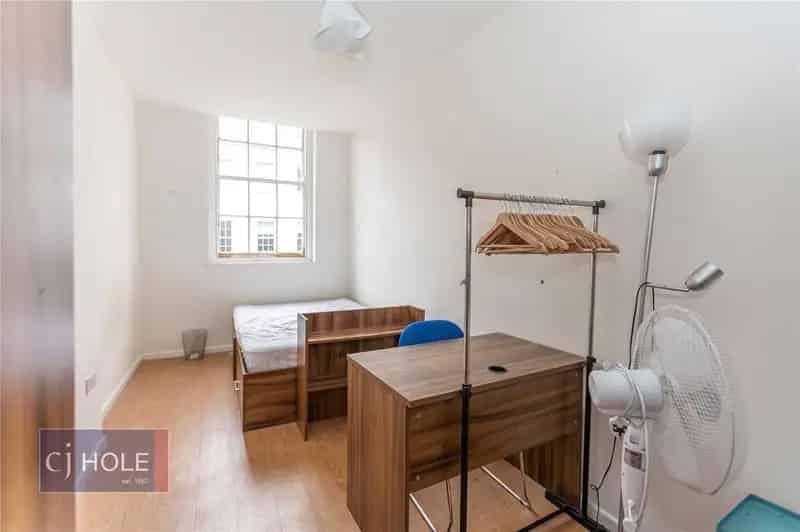 6 Bedroom Apartment to Rent