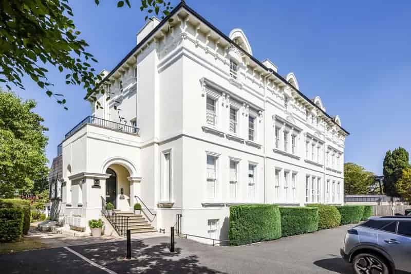 2 Bedroom Flat for Sale Top Floor Apartment