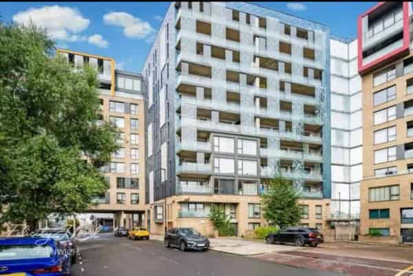 2 Bedroom Open Plan Apartment Near North Greenwich Station