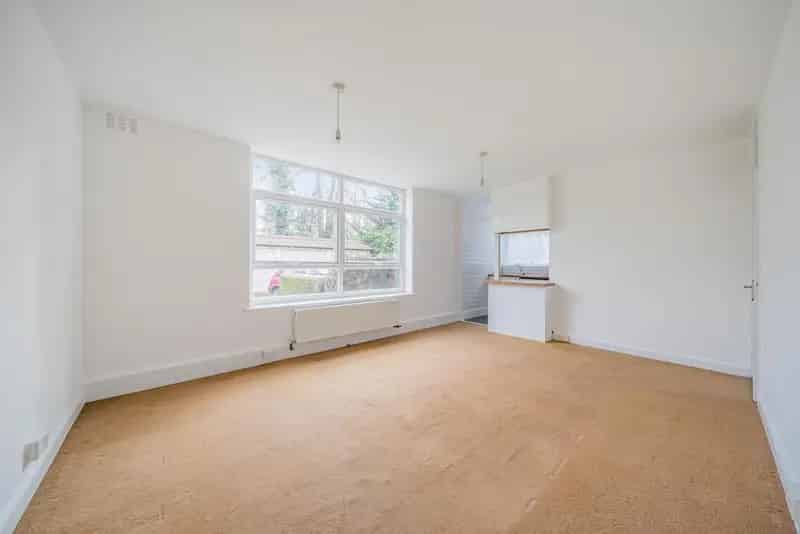Ground Floor 2-Double Bedroom Apartment with Garage and Share of Freehold