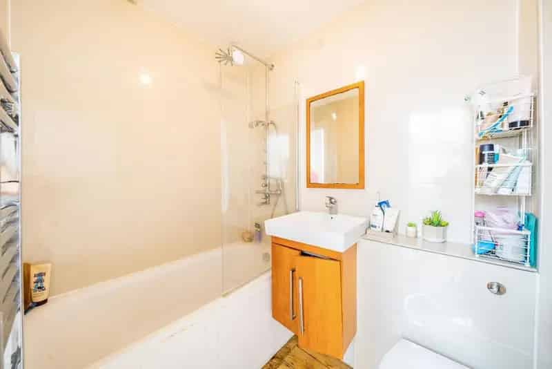 Two Bedroom Split Level Flat Near Queens Road