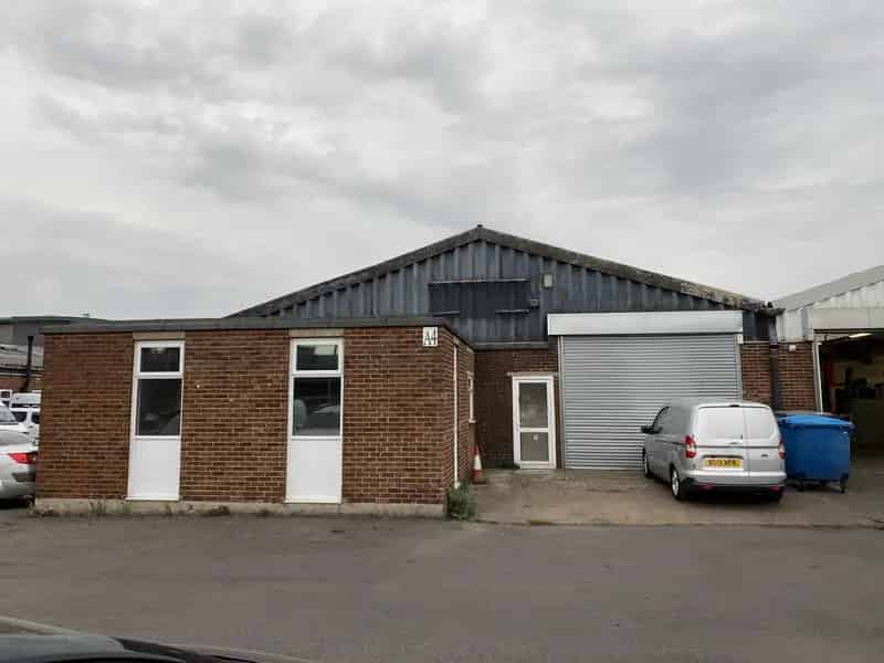 Warehouse Unit To Let - 10ft Eaves, Loading Door, Office Space