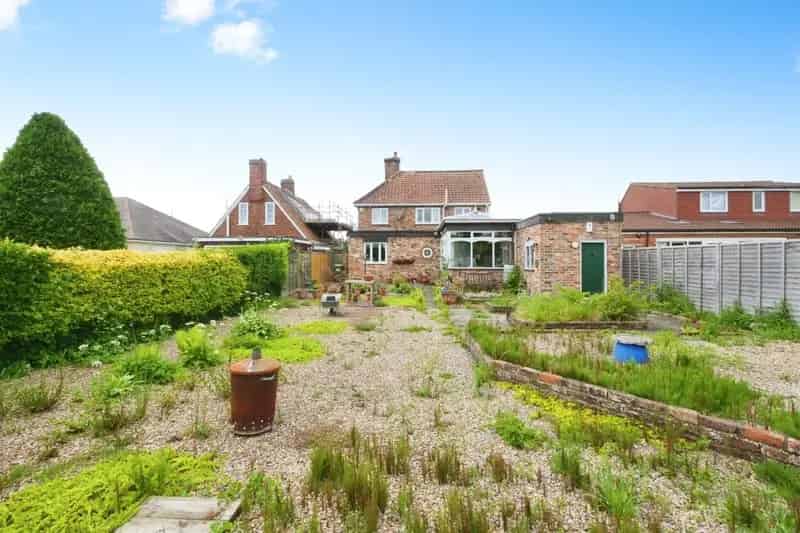 Three Bedroom Detached House in Wigginton