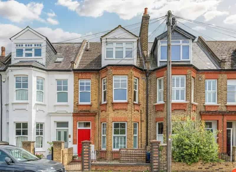 2 Bedroom Apartment St Margarets Village Long Lease Low Charges