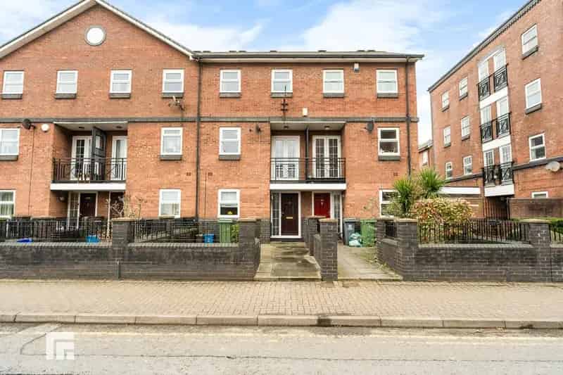 3 Bedroom Townhouse for Sale - Water Views - Gated Parking