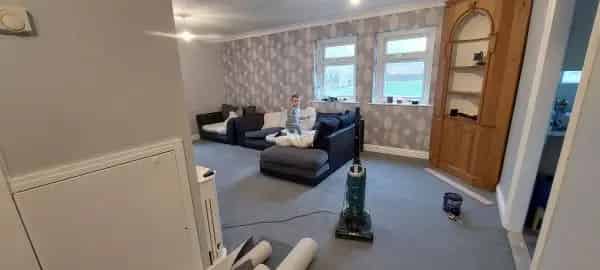 2 Bed 1st Floor Flat Near School and Shops