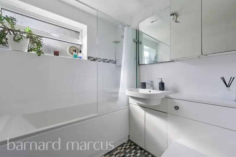 2 Double Bedroom Maisonette Share of Freehold Feltham