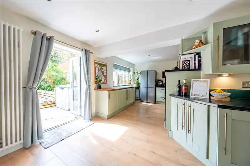 3 Bed Link Detached House Modern Open Plan Living Off Street Parking