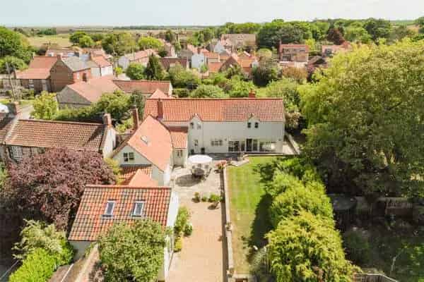 4-Bedroom House with Annexe and Studio Garage Apartment