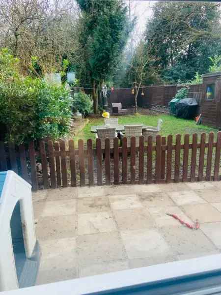 3 Bed House with Large Garden and Parking Opposite Woods