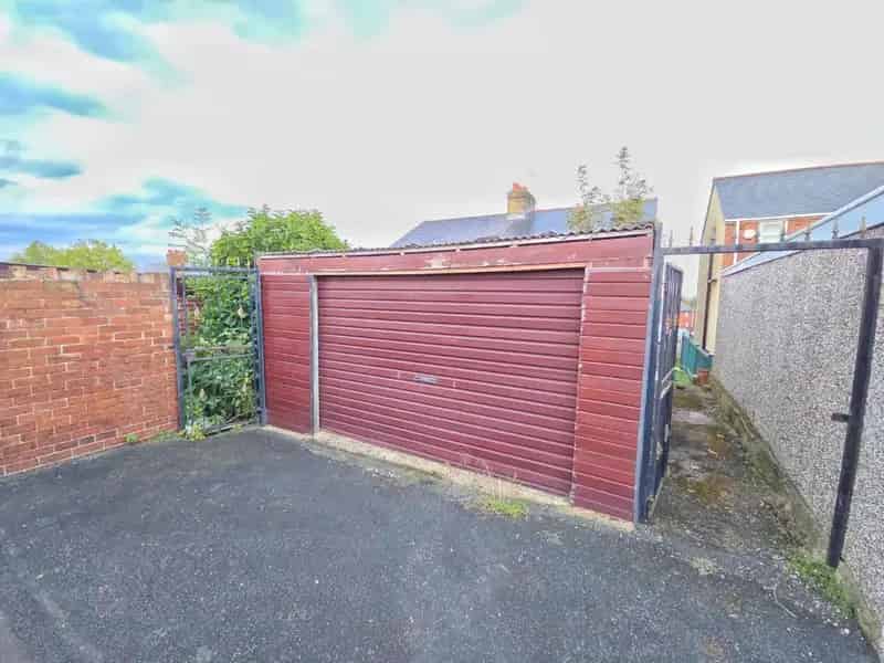 3 Bed House for Sale - Spacious Family Home with Conservatory and Garage