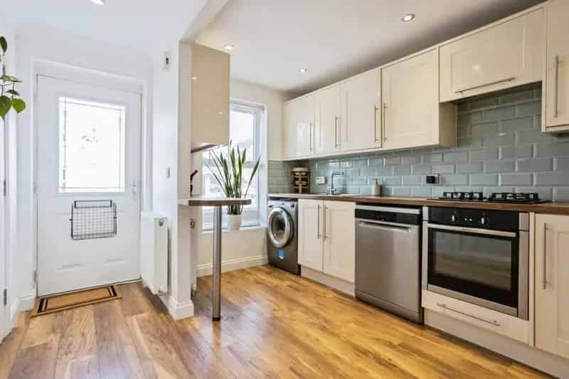 3 Bedroom End Town House For Sale