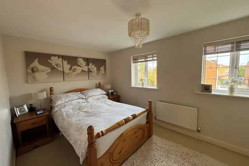 3 Bedroom Family Home with Modern Kitchen and Garden