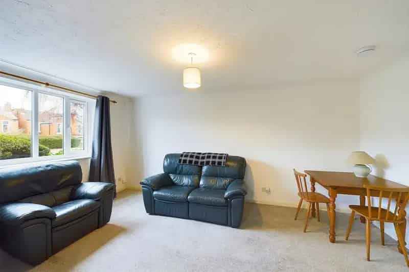 2 Bedroom Flat For Sale Near Leamington Town Centre