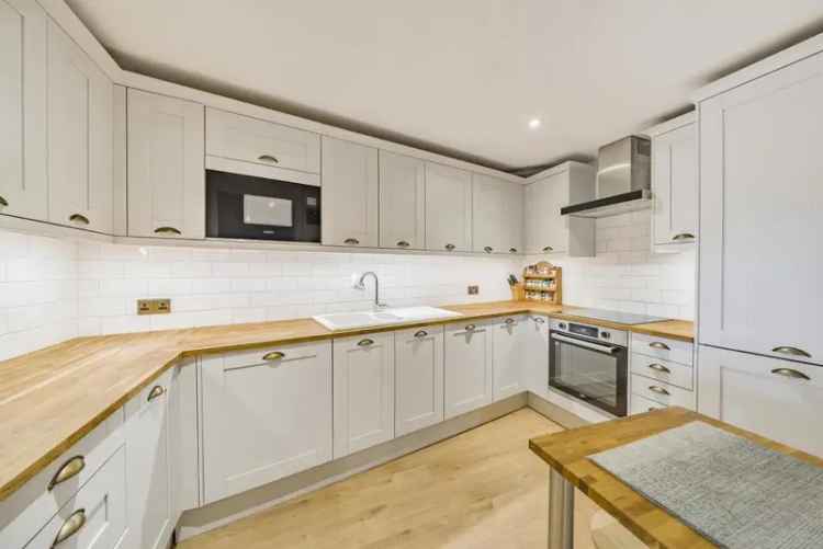 River Thames Two-Bedroom Apartment near Battersea Square