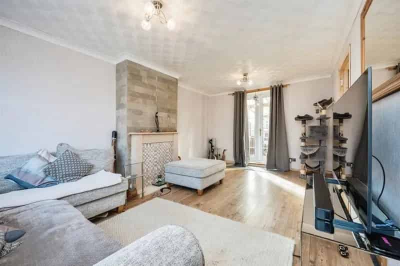 2 Double Bedroom House in South Bedford with Garden and Parking