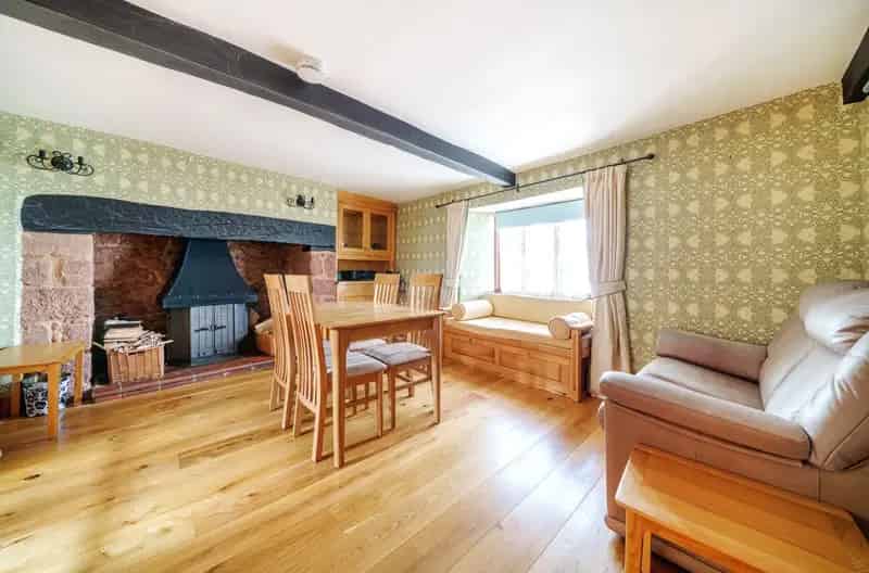 4 Bedroom House to Rent Family Home with Pool and Garden