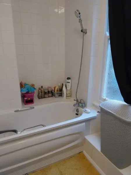 2 Bed Semi-Detached Maisonette Near Transport Links