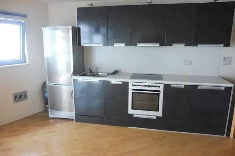 Cardiff City Centre Apartment 2 Beds Parking Available June
