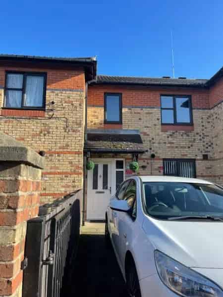 2 Bed House Near Shops and Schools