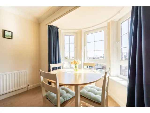 2 Bedroom Flat for Sale in Orchard Brae, Edinburgh