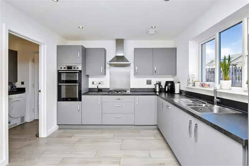 4 Bed Detached House with 2 Reception Rooms and Garage