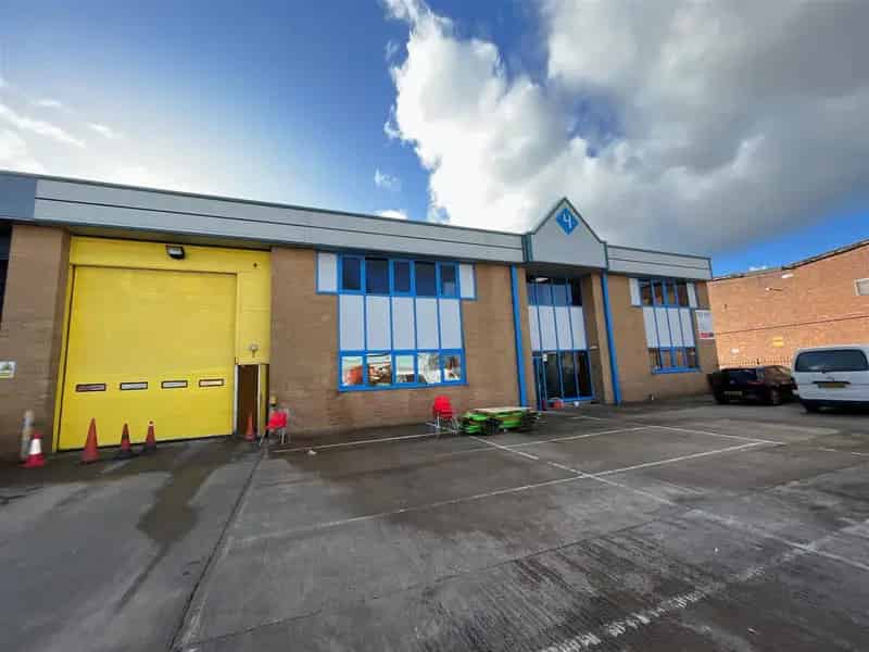 Warehouse Unit to Let Welham Green Modern Semi Detached 24 Parking Spaces
