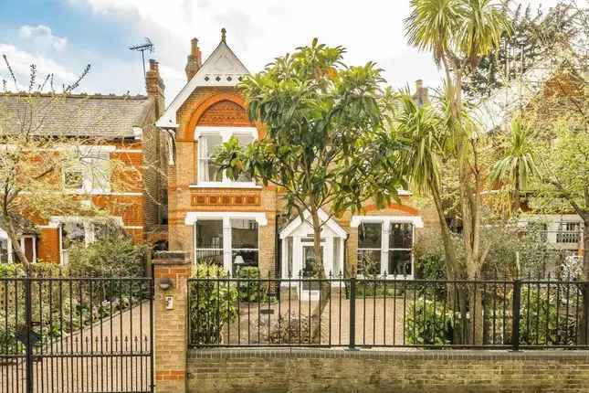 Detached House for Sale in Ealing W5