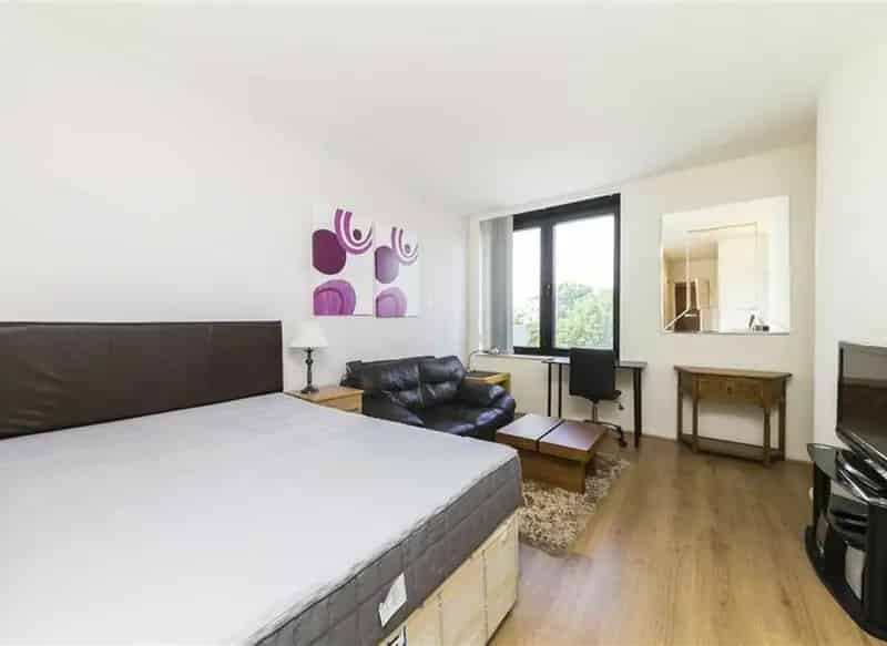 Split Level 2-Bedroom Apartment near Gloucester Road