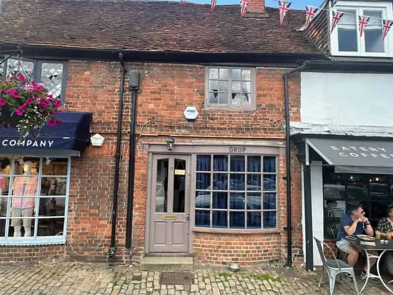 Amersham Shop to Let - 711 sq ft - Grade II Listed