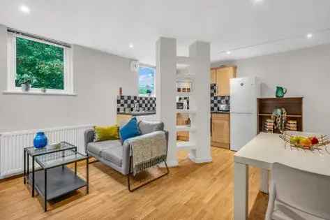 2 Bedroom Flat 46m² Leeds Modern Conversion Church