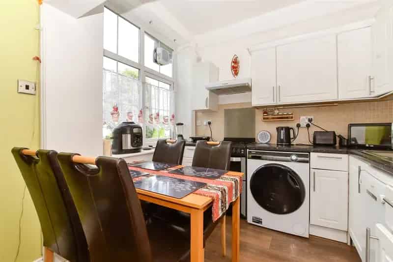 2 Bedroom Flat for Sale Near Reedham Purley Coulsdon Stations