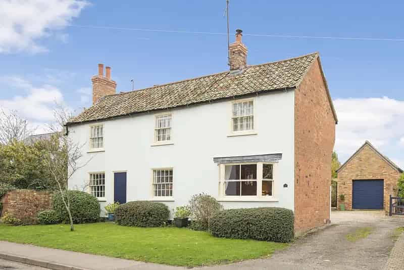 Modernised 4-Bedroom Detached House Catworth Complete Onward Chain