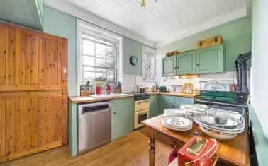 3 Bedroom Detached Family Home in Doddiscombsleigh