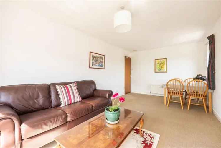3 Bed Flat Second Floor 1 Reception Room Newington