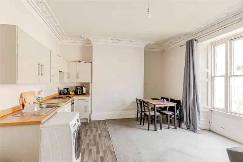 4 Bedroom Semi Detached House with 3 Flats and Garden