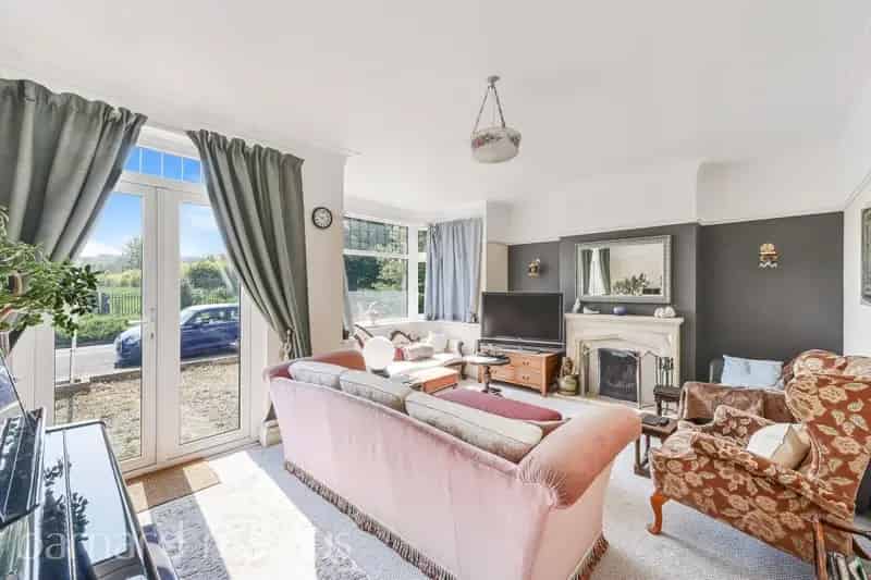 4 Bed Semi-Detached House Near Lloyd Park - Large Garage & Garden