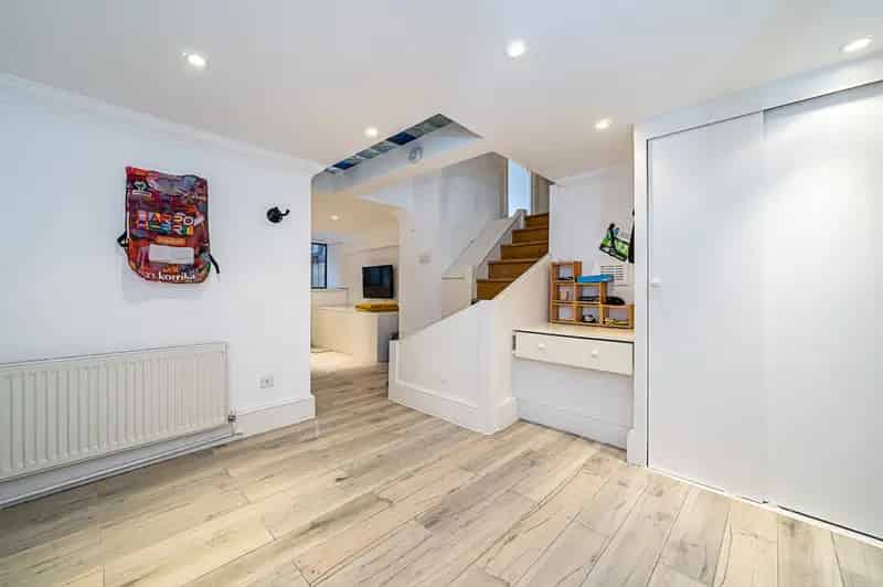 1 Bedroom Flat for Sale Near Willesden Green